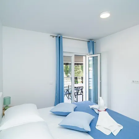 Veliki Dvoetazni S Parkingom Apartamento