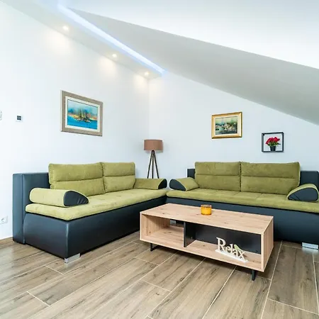 Veliki Dvoetazni S Parkingom