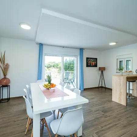 Veliki Dvoetazni S Parkingom *