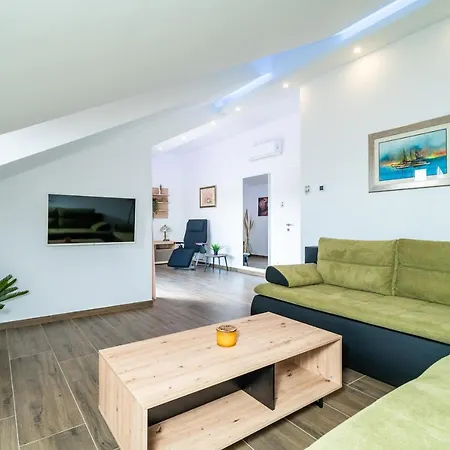 Veliki Dvoetazni S Parkingom Apartamento *