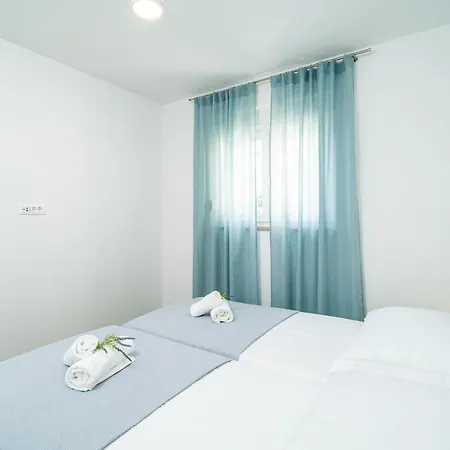 Veliki Dvoetazni S Parkingom Dubrovnik