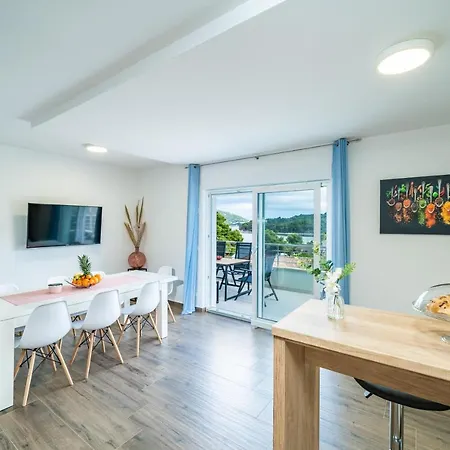 Veliki Dvoetazni S Parkingom Ντουμπρόβνικ