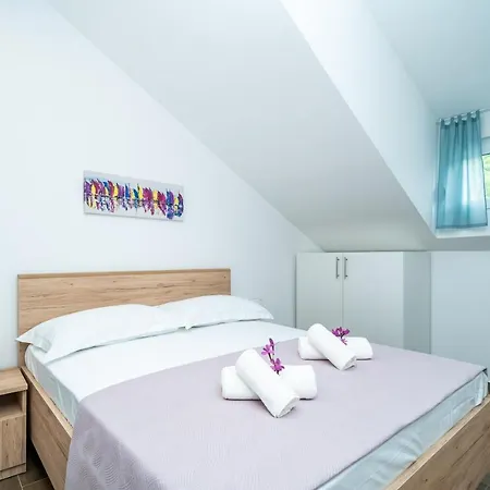 Veliki Dvoetazni S Parkingom *