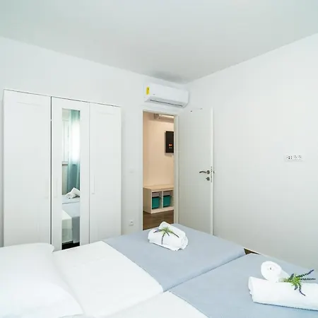 Veliki Dvoetazni S Parkingom Apartmán