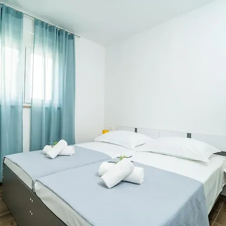 Veliki Dvoetazni S Parkingom Dubrovník