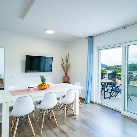 Veliki Dvoetazni S Parkingom *