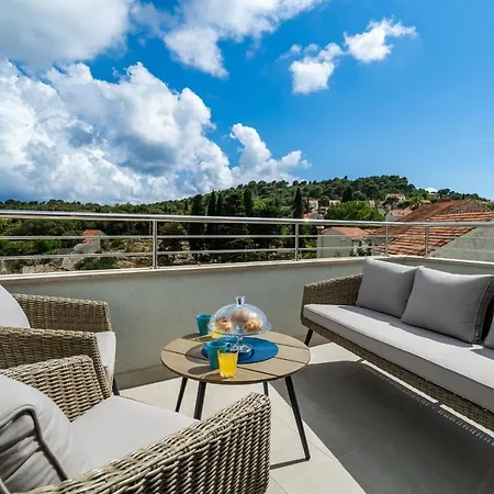 Veliki Dvoetazni S Parkingom