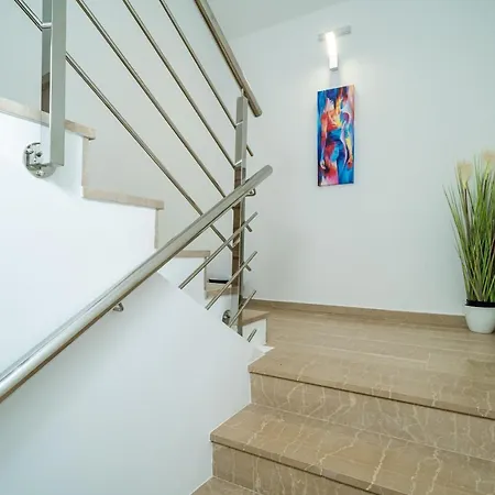 Veliki Dvoetazni S Parkingom Apartmán *