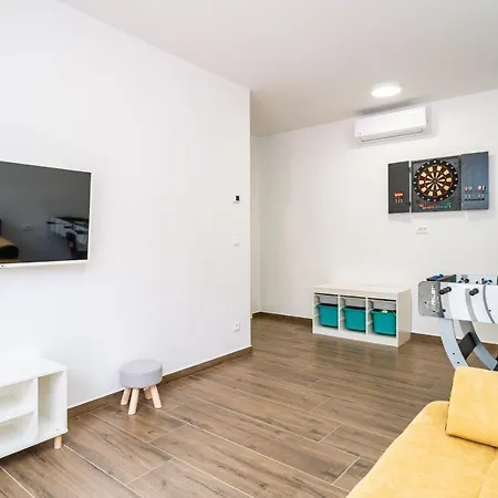 Veliki Dvoetazni S Parkingom