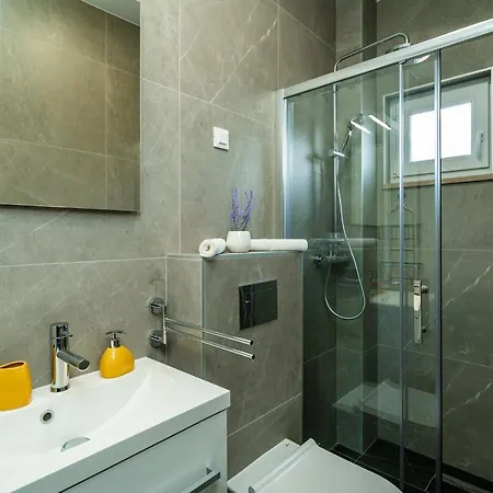 Veliki Dvoetazni S Parkingom