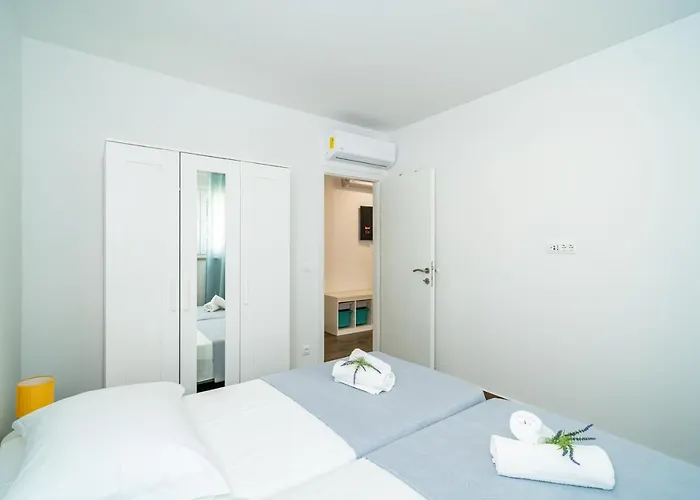 Veliki Dvoetazni S Parkingom Appartement