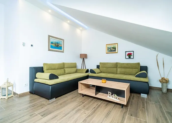 Veliki Dvoetazni S Parkingom