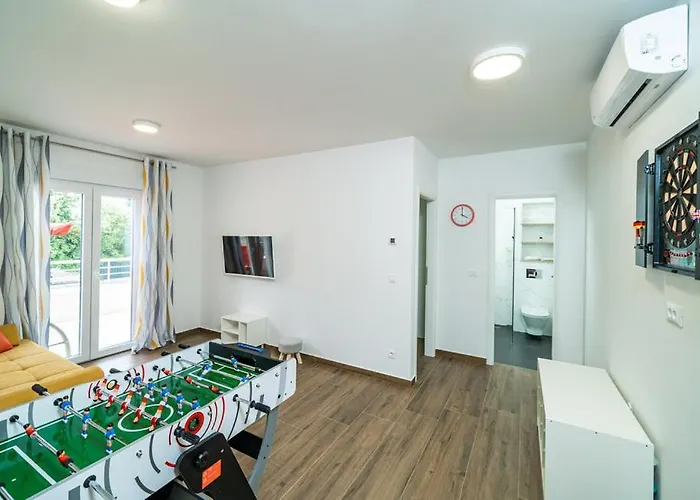 Veliki Dvoetazni S Parkingom Appartement