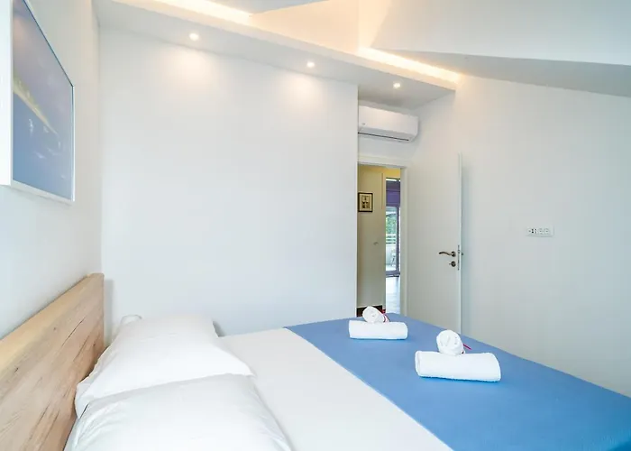 Veliki Dvoetazni S Parkingom Appartement