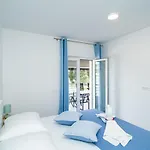Veliki Dvoetazni S Parkingom Apartman
