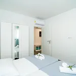 Veliki Dvoetazni S Parkingom Apartman
