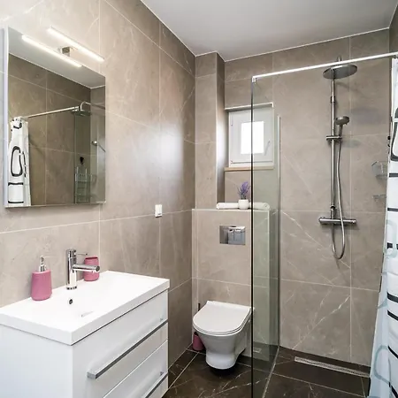 Veliki Dvoetazni S Parkingom Apartament