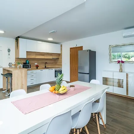 Veliki Dvoetazni S Parkingom Dubrownik