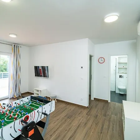 Veliki Dvoetazni S Parkingom Apartament