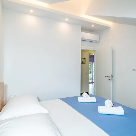 Veliki Dvoetazni S Parkingom Apartament